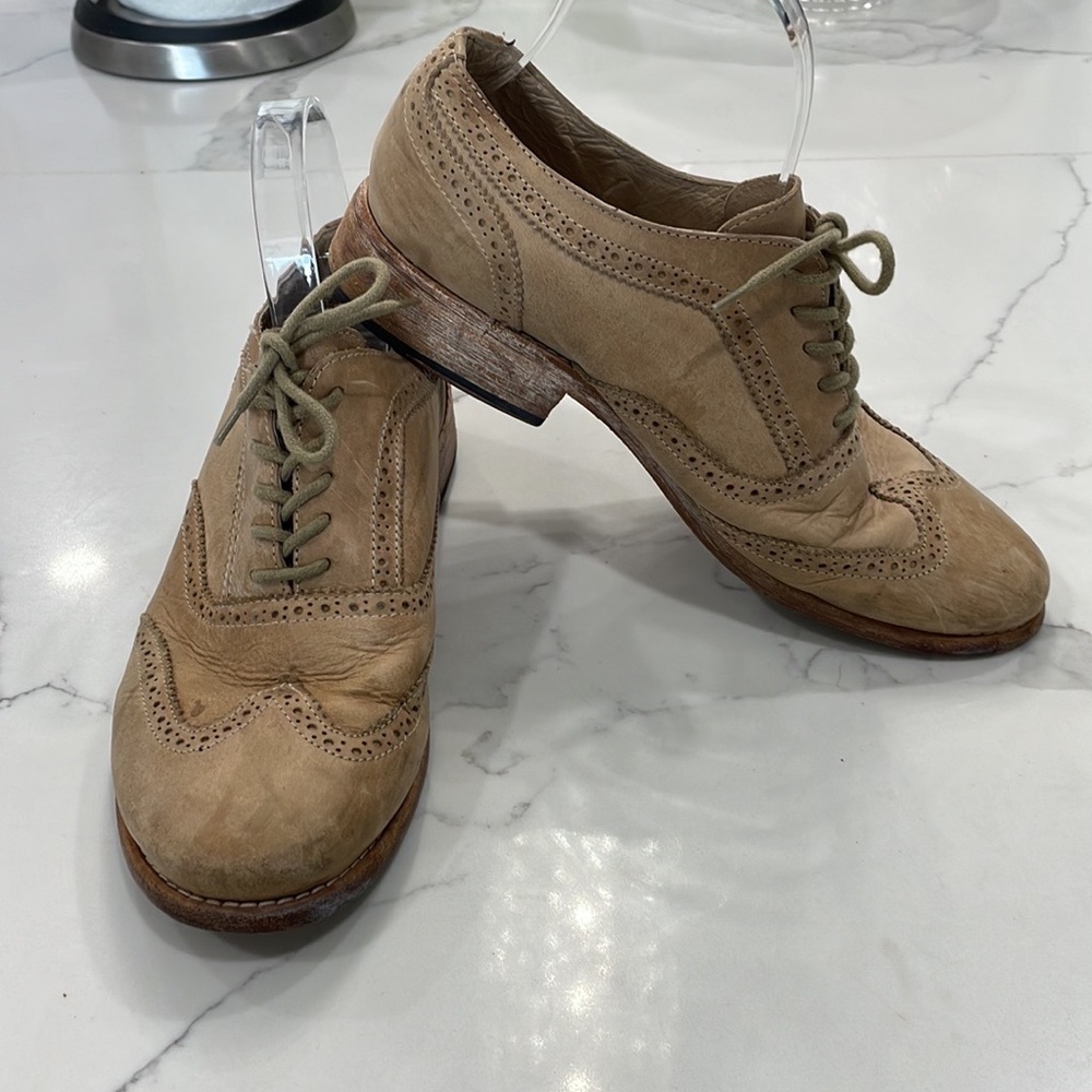 Steve Madden Vintaged /Aged Oxford Tan. Size 9.5‎